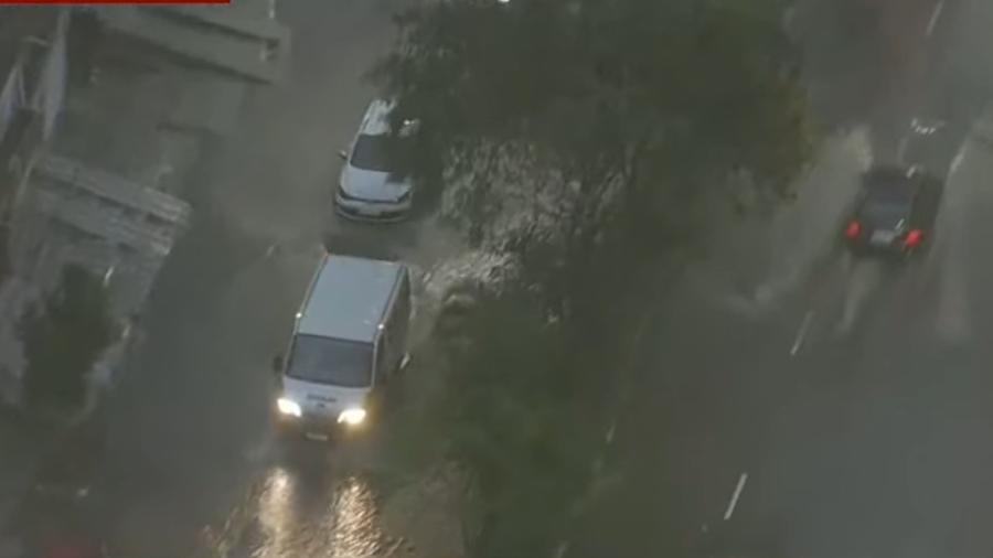 Chuvas encheram vias e derrubaram árvores na capital paulista - TV Band/reprodução