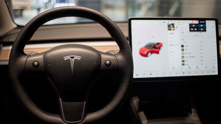 Painel de veículo Model 3, da Tesla; empresa é investigada por inserir games no console - Nicolas Asfouri/AFP