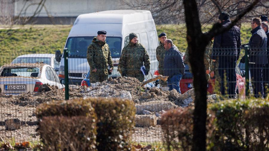 Policiais e militares em local de queda de drone, após invasão russa da Ucrânia, em Zagreb, Croácia, 11 de março de 2022 - Antonio Bronic/Reuters