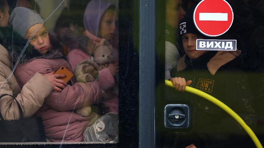 16.mar.22 - Refugiados em Lviv olham pela janela de um ônibus com destino a Polônia depois de fugir do nordeste da Ucrânia - KAI PFAFFENBACH/REUTERS