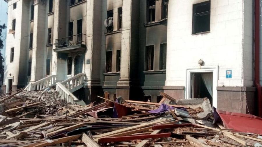 18.mar.2022 - Teatro atingido por bomba em Mariupol, na Ucrânia - Azov Handout/ via REUTERS