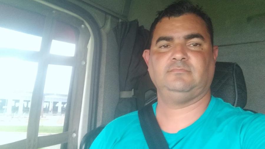 Alexsandro Bastos, 37, da Bahia, é motorista profissional há 19 anos. Ele está guardando dinheiro para deixar de ser caminhoneiro - Arquivo pessoal