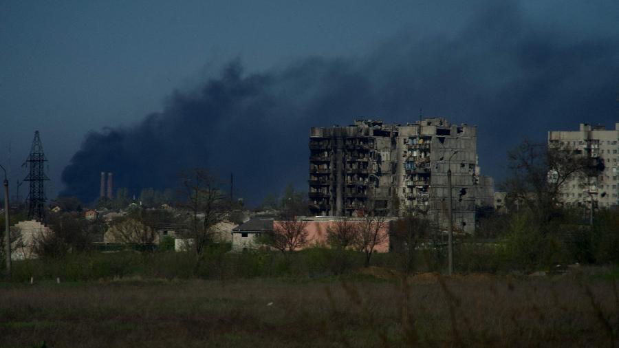 Fumaça sobe do terreno da usina de aço Azovstal na cidade de Mariupol, em meio à ação militar russa na Ucrânia - Andrey Borodulin / AFP