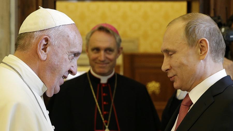 10.jun.2015 - O papa Francisco em encontro com o presidente russo, Vladimir Putin, no Vaticano - 10.jun.2015 - Gregorio Borgia/AFP