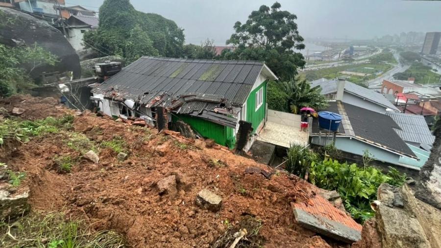 Em Florianópolis, deslizamento atingiu casa, mas não deixou feridos - Defesa Civil de Florianópolis/Divulgação