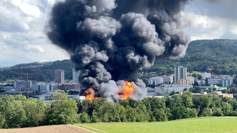 29.mai.2022 - Um incêndio queima em um prédio industrial nos arredores de Zurique, na Suíça. - Fabio Storni/Divulgação via REUTERS