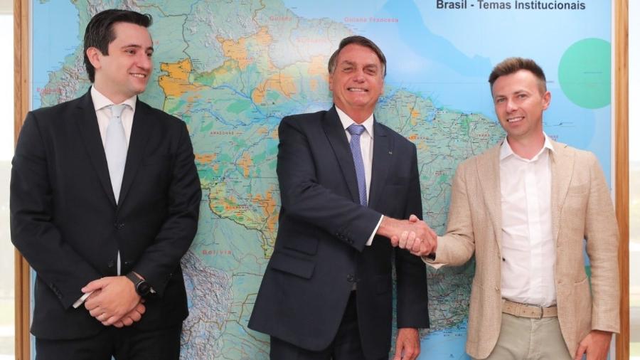 Jair Bolsonaro ao lado do vice-presidente do Telegram, Ilya Perekopskiy (à direita) e o representate legal do Telegram no Brasil, Alan Thomaz (à esquerda) - Reprodução/Twitter