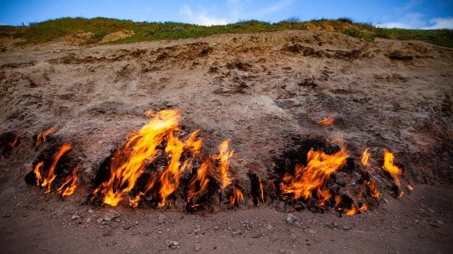 Yanar Dag, chamas naturais localizadas na Península de Absheron - Reprodução/Twitter