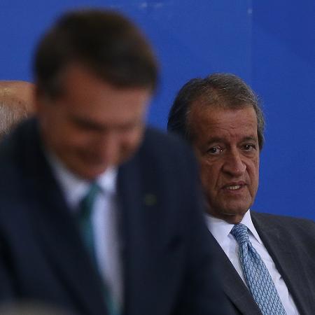 28.jan.21 - Jair Bolsonaro (PL) e com o presidente do seu partido, Valdemar Costa Neto, ao fundo - Pedro Ladeira/Folhapress