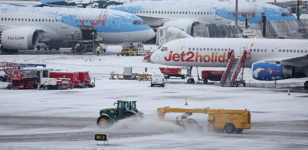 Trator limpa a neve das pistas no aeroporto de Manchester, no Reino Unido.