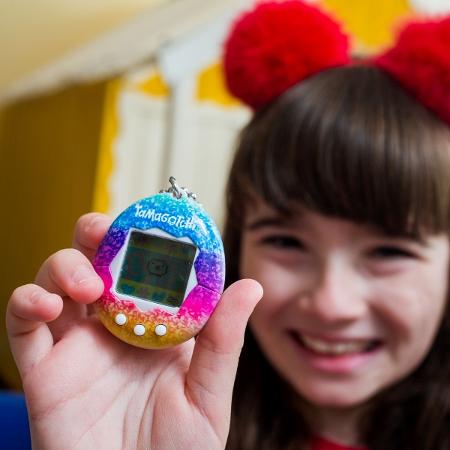 Tamagochi volta com força e substitui smartphones na mão das crianças