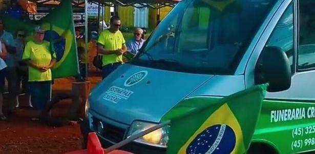 Bolsonarista se vela en el campo del acto antidemocrático