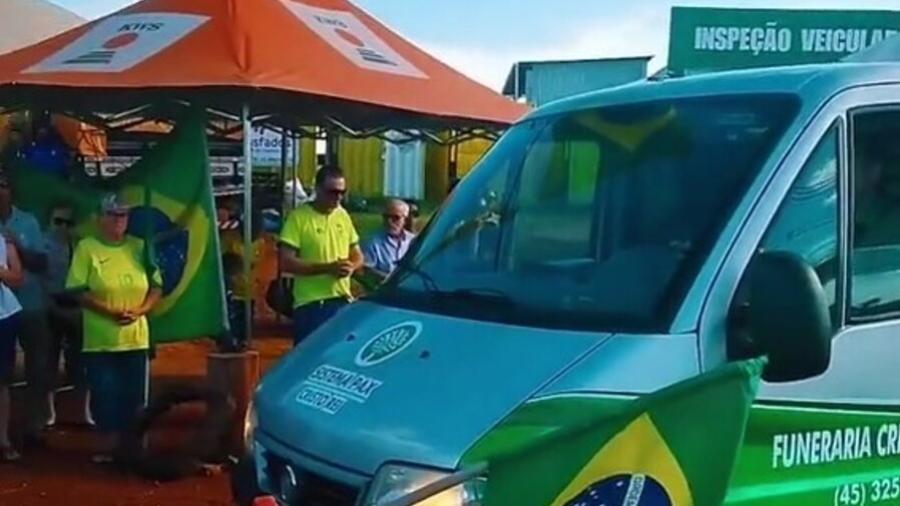 Bolsonarista é velada em acampamento no Paraná com bênção de Padre - Reprodução/Redes Sociais