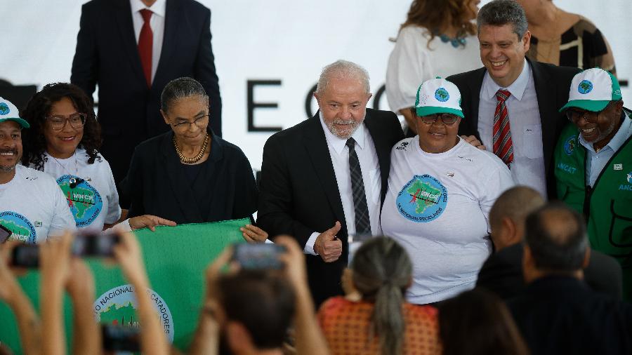 Lula durante a cerimônia de assinatura do decreto para a recriação do programa Pró-Catador, no Palácio do Planalto - Pedro Ladeira/Folhapress