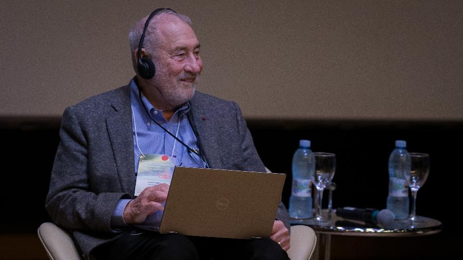O prêmio Nobel de Economia Joseph Stiglitz, durante seminário "A Experiência Internacional", no auditório do BNDES, no Rio de Janeiro - 20.mar.2023 - Eduardo Anizelli/Folhapress