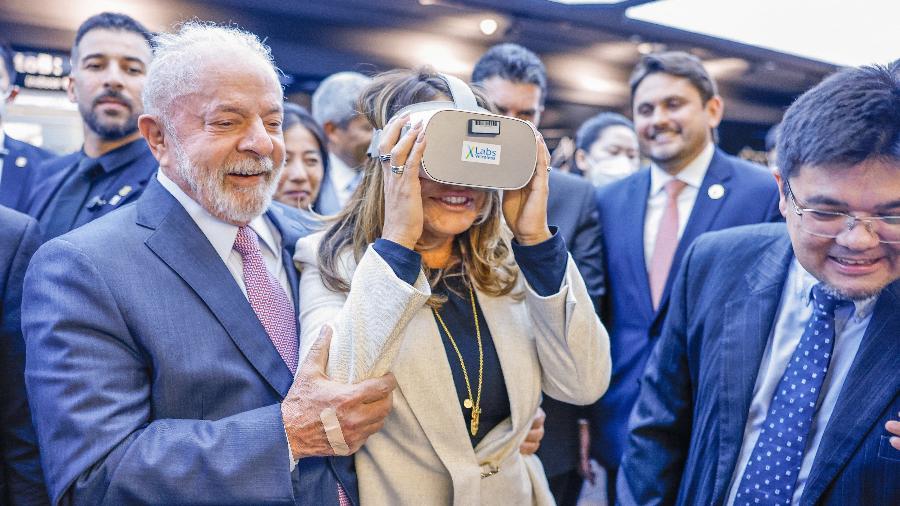 13.abr.2023: Lula e Janja durante visita ao Centro de Pesquisa e Desenvolvimento da Huawei em Xangai, China - Reuters