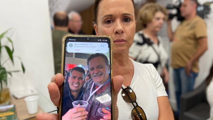 Vera Lúcia mostra foto de filho Gabriel Ferraz com Marcos Corsato; Gabriel também é médico e estava no mesmo congresso de ortopedia no Rio