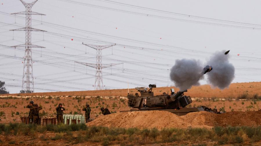 8.out.2023 - Uma unidade de artilharia dispara perto do lado israelense da fronteira entre Israel e a Faixa de Gaza