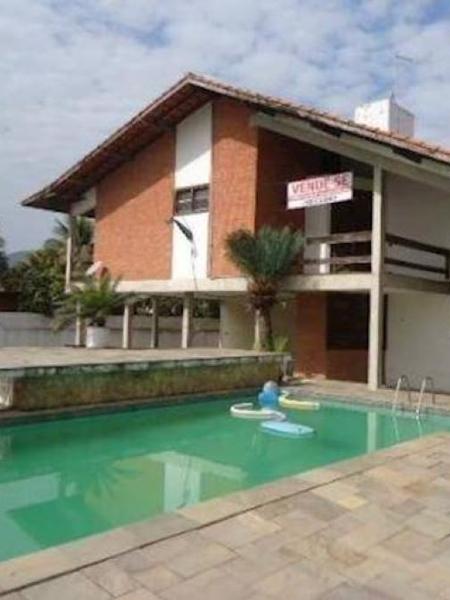Um dos destaques é uma casa com piscina no Guarujá (SP)