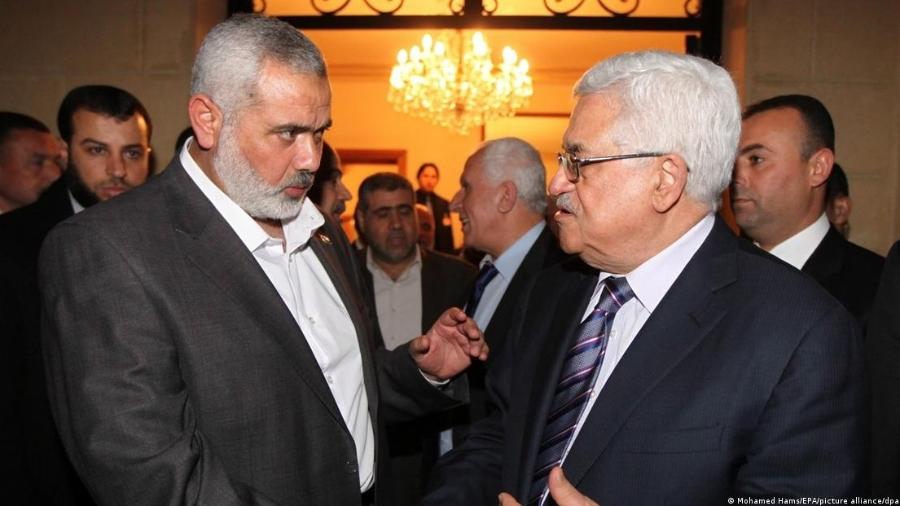 Ismail Haniya, um dos líderes do Hamas, e Mahmoud Abbas, do Fatah, dois grupos palestinos que são rivais