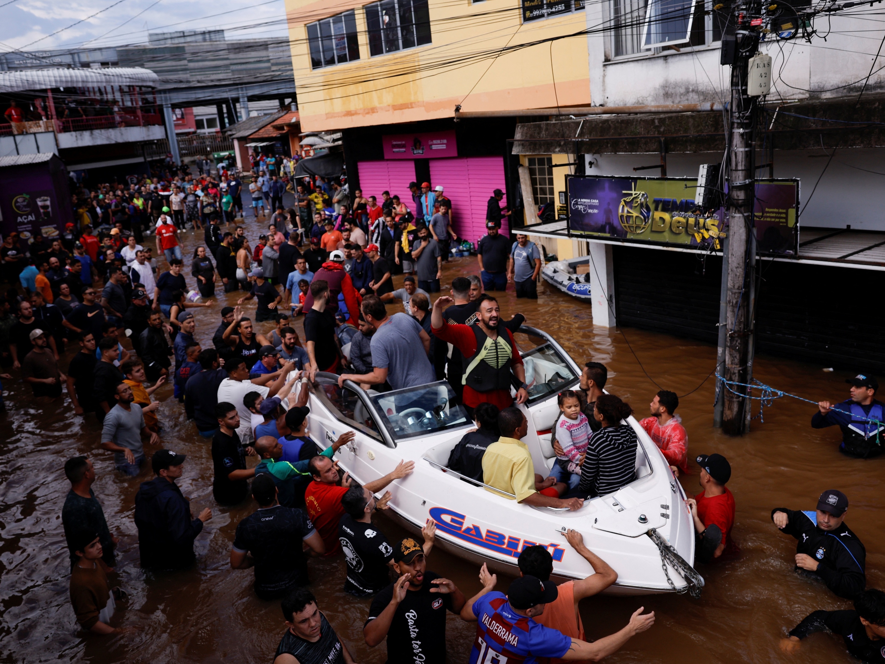 Prefeito de Canoas fala em 60 dias para água baixar na cidade