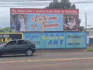 Marido homenageia amada em outdoor no PR: 'A mulher mais linda de Rolândia'