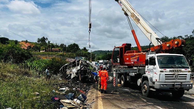 Acidente envolvendo um ônibus, uma carreta e um carro deixou mais de 30 mortos