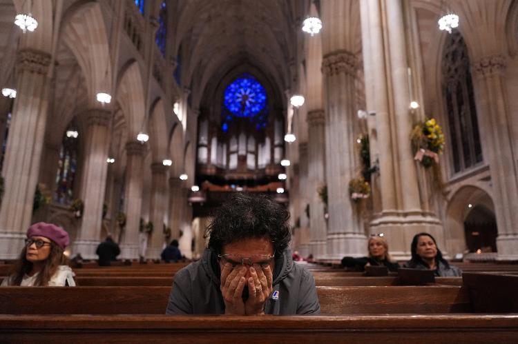 Fiel participa da missa matinal após o anúncio da morte do Papa Francisco pelo Vaticano, na Catedral de São Patrício, em Manhattan, na cidade de Nova York, EUA Fiel participa da missa matinal após o anúncio da morte do Papa Francisco pelo Vaticano, na Catedral de São Patrício, em Manhattan, na cidade de Nova York, EUA