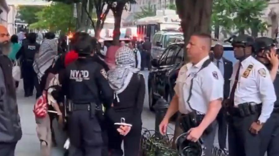 Manifestantes pró-Palestina são presos após ato na biblioteca da Universidade de Columbia, nos Estados Unidos Manifestantes pró-Palestina são presos após ato na biblioteca da Universidade de Columbia, nos Estados Unidos