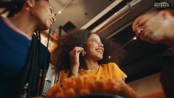Uma mesa como o coração da experiência. E, na nova campanha do Outback, é ela quem mostra seu ponto de vista de várias histórias. A criação é da Ampfy, com produção da Vetor Zero. Uma mesa como o coração da experiência. E, na nova campanha do Outback, é ela quem mostra seu ponto de vista de várias histórias. A criação é da Ampfy, com produção da Vetor Zero.