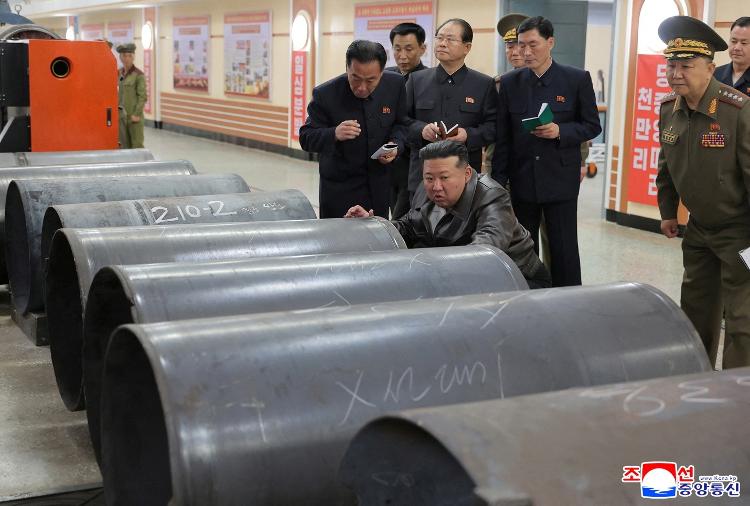 Kim Jong-un em fábrica de bombas e máquinas em um local não especificado na Coreia do Norte Kim Jong-un em fábrica de bombas e máquinas em um local não especificado na Coreia do Norte