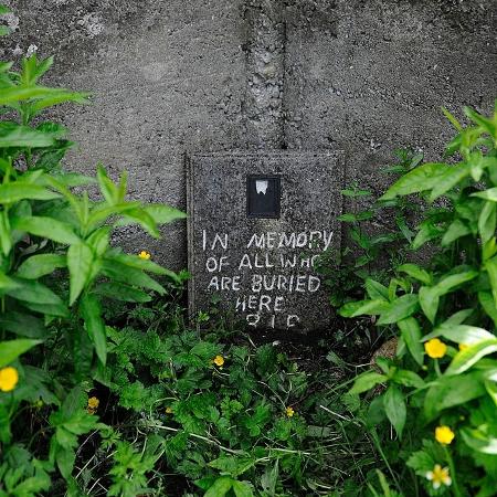 Durante quase 40 anos, acredita-se que centenas de crianças morreram no local. Elas foram enterradas sem caixão, sem nenhum memorial, apenas envoltas em panos simples Durante quase 40 anos, acredita-se que centenas de crianças morreram no local. Elas foram enterradas sem caixão, sem nenhum memorial, apenas envoltas em panos simples