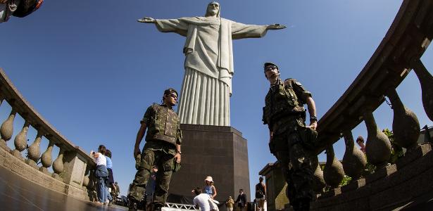 Homens das Forças Armadas reforçam a segurança na estátua do Cristo Redentor, um dos pontos turísticos mais visitados do Rio - Ricardo Borges/Folhapress