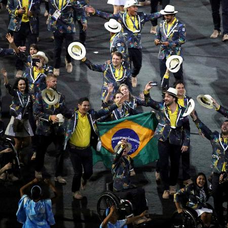 Atletas brasileiros se divertem durante o desfile das delegações no Maracanã - REUTERS/Sergio Moraes