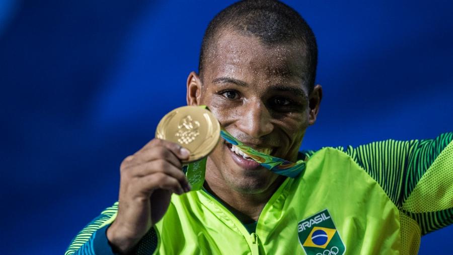 Robson Conceição exibe com alegria a medalha de ouro da Olimpíada do Rio - Danilo Verpa/Nopp