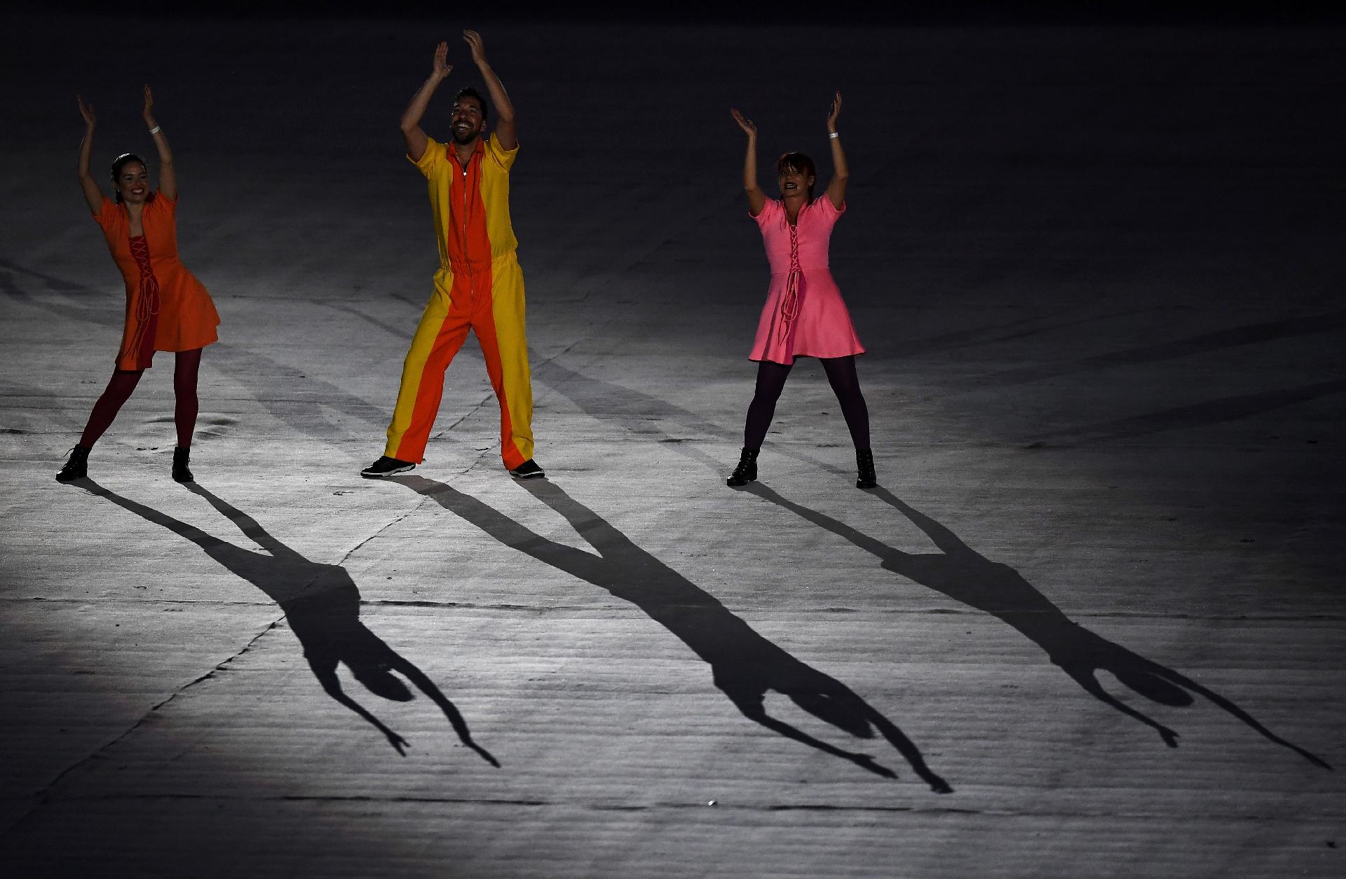 Voluntários participam de performance no gramado do Maracanã, durante a cerimônia de encerramento da Olimpíada - Pascal Le Segretain/Getty Images