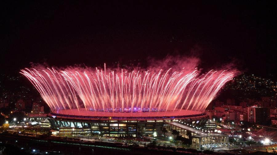 Visão geral do Estádio do Maracanã, fogos de artifício marcam o final da cerimônia de abertura da Rio-2016. - AFP PHOTO / Andrej ISAKOVIC