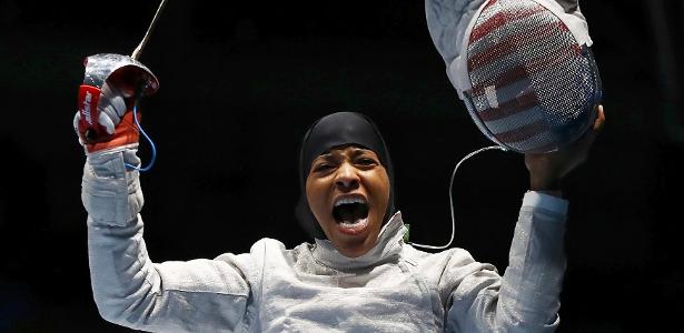 Primeira muçulmana a competir de hijab pelos EUA, esgrimista Ibtihaj Muhammad foi bronze no sabre por equipes na Rio-2016 - REUTERS/Lucy Nicholson