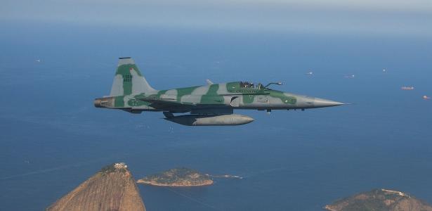 O dia em que os dois pilotos abandonaram um caça e ele pousou sozinho no RJ