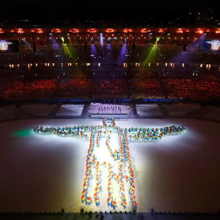 Cristo Redentor, cartão-postal do Rio de Janeiro, é representado por dançarinos durante a cerimônia de encerramento da Olimpíada - FABRIZIO BENSCH/REUTERS