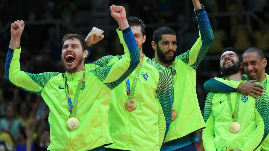 Jogadores da seleção brasileira comemoram medalha de ouro do vôlei no Maracanazinho - Reuters