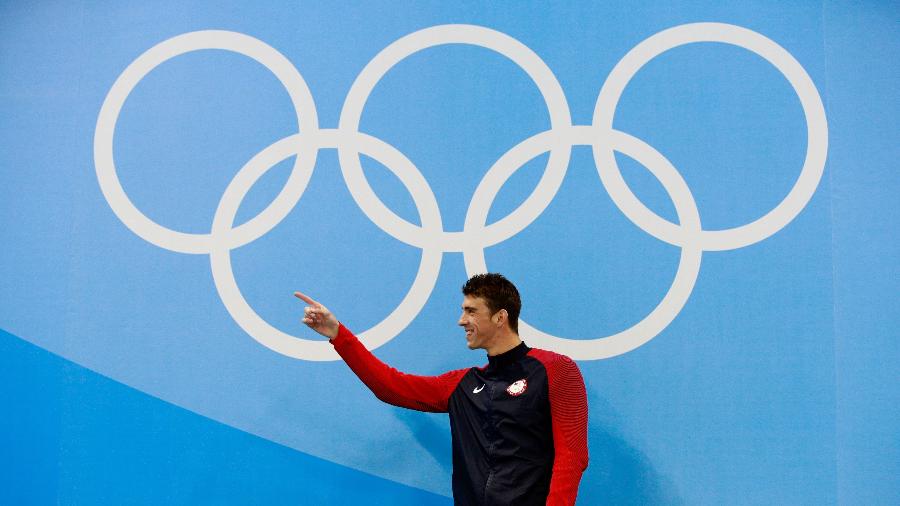Michael Phelps, nadador americano, aponta para a torcida no pódio dos 200 m medley na Rio-2016 - Adam Pretty/Getty Images