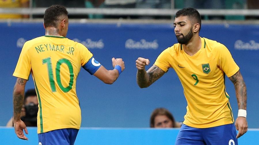 Neymar e Gabigol comemoram após gol contra a Dinamarca - Fernando Donasci/Reuters
