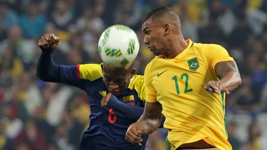 Walace disputa com Lerma durante Brasil x Colômbia na Arena Corinthians - Paulo Whitaker/Reuters