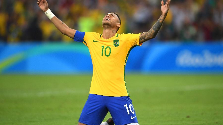Neymar comemora pênalti convertido que deu medalha de ouro para o Brasil nos Jogos Olímpicos de 2016 - Getty Images