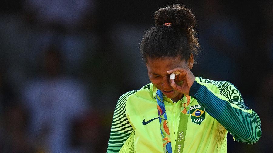 Rafaela Silva chora no pódio ao receber a medalha de ouro da categoria leve no judô nas Olimpíadas do Rio - Getty Images