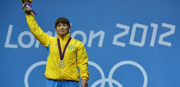 Maiya Maneza com o ouro de Londres-2012: medalha retirada pelo COI  - Yuri Cortez/AFP