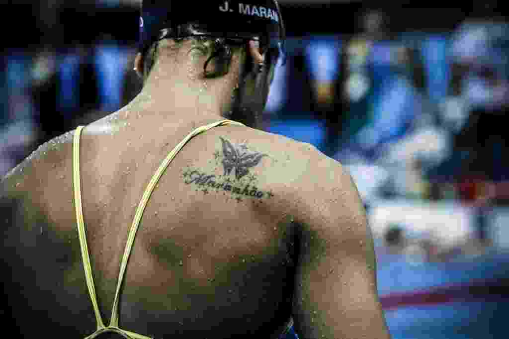 A nadadora Joanna Maranhão tatuou seu sobrenome nas costas