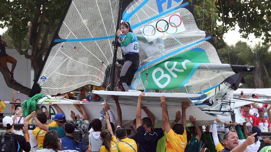 Martine Grael tem barco levado para fora da água após o ouro na Rio-2016 - Benoit Tessier/Reuters