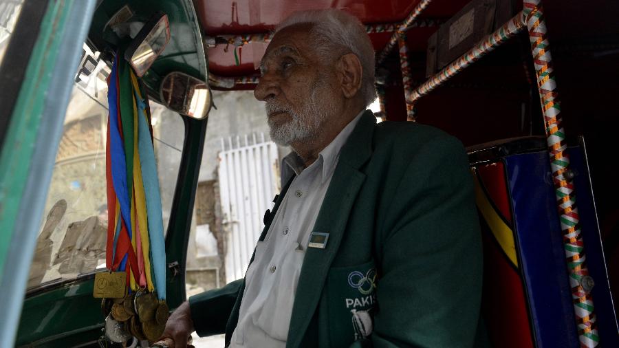 Muhammad Ashiq Aos 81 anos, medalhista em duas Olimpíadas dirige tuk-tuk no Paquistão ...